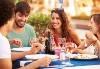 amis au restaurant