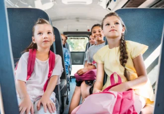 enfants allant à l'école