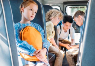 enfants assis dans un car