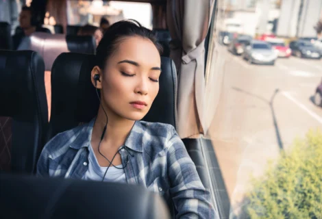 personne dormant dans un bus