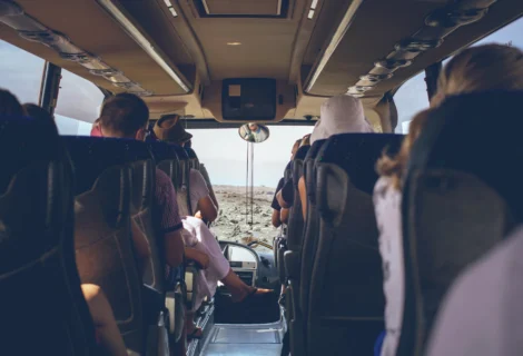 personnes dans un car